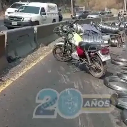 Mercadería transportada por tráiler se esparce en la Villalobos ,