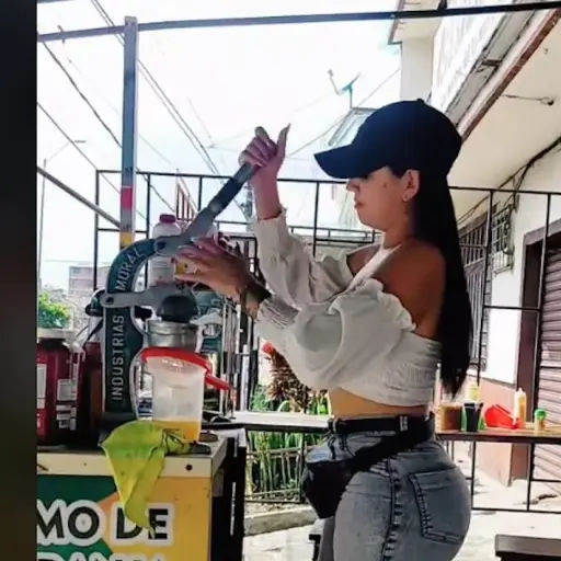 La vendedora de jugos que rompe corazones con sus videos ,