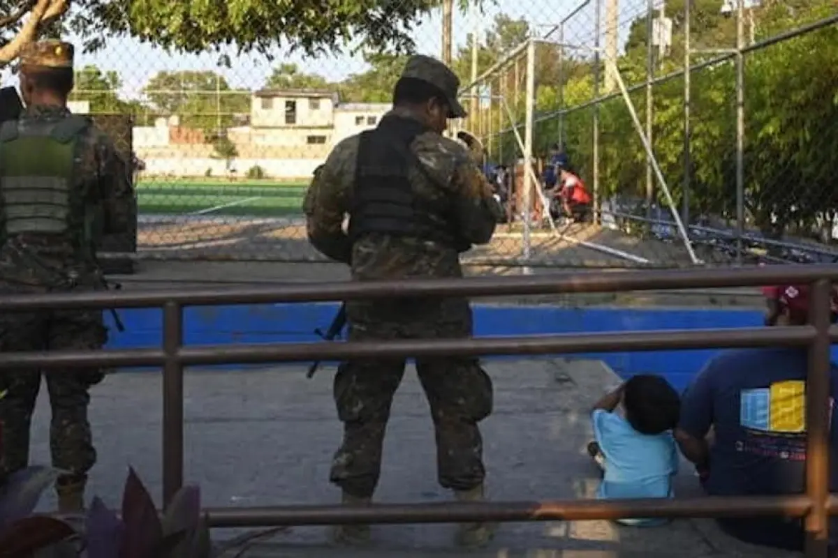 Salvadoreños redescubren las calles tras un año de guerra contra las pandillas, 