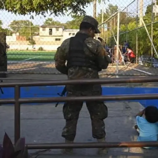 Salvadorenos redescubren las calles tras un ano de guerra contra las pandillas ,