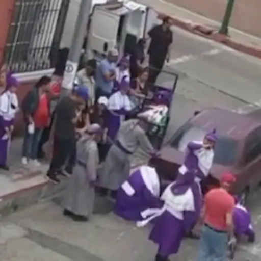 Captan a cucuruchos retirando carro de vía procesional ,