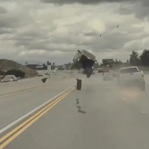 Picop pierde una llanta y provoca tragico accidente ,