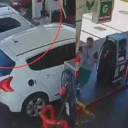empleado de gasolinera echa combustible a cliente ,