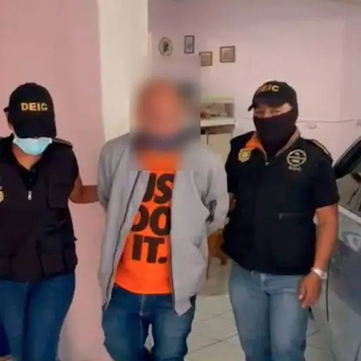 Envían a juicio a maestro senalado de seducir a su alumna ,