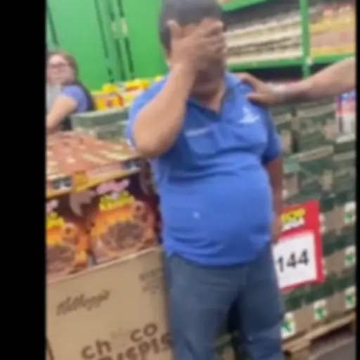 Mujer confronta a sujeto que le tomo fotos debajo de su falda ,