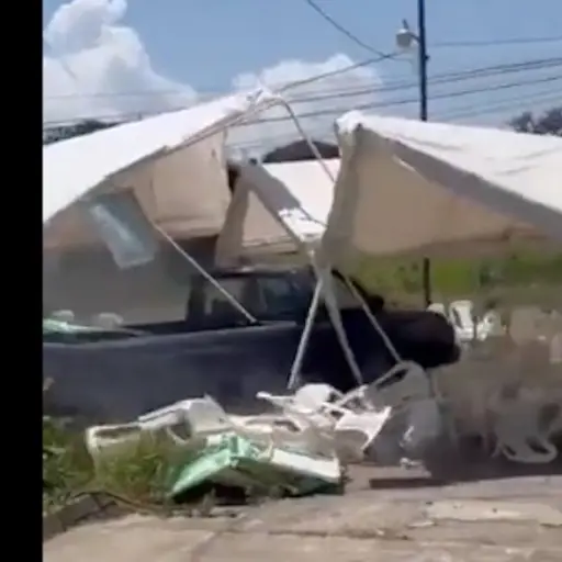 Momento en que picop se estrella en escenario de actividad política ,