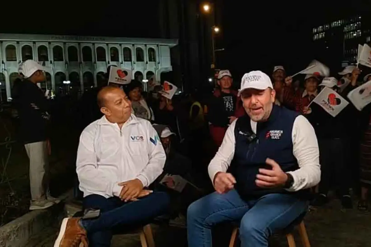 Aldo Dávila y Roberto Arzú charlan frente a la CSJ, 