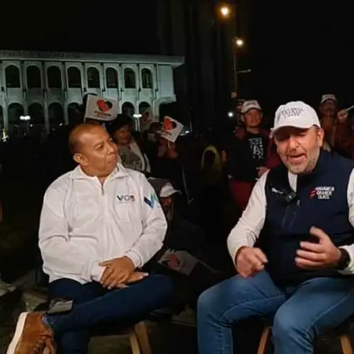 Aldo Dávila y Roberto Arzú charlan frente a la CSJ ,