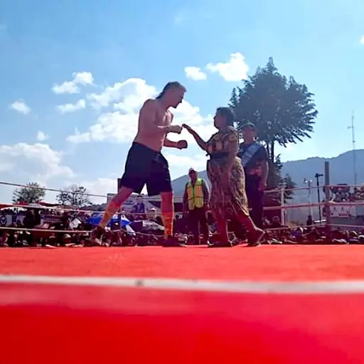 El Viernes Santo se conmemora a punetazos en Chivarreto ,