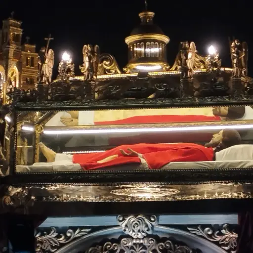 Imagenes de Cristo Yacente son acompanadas por miles de devotos ,