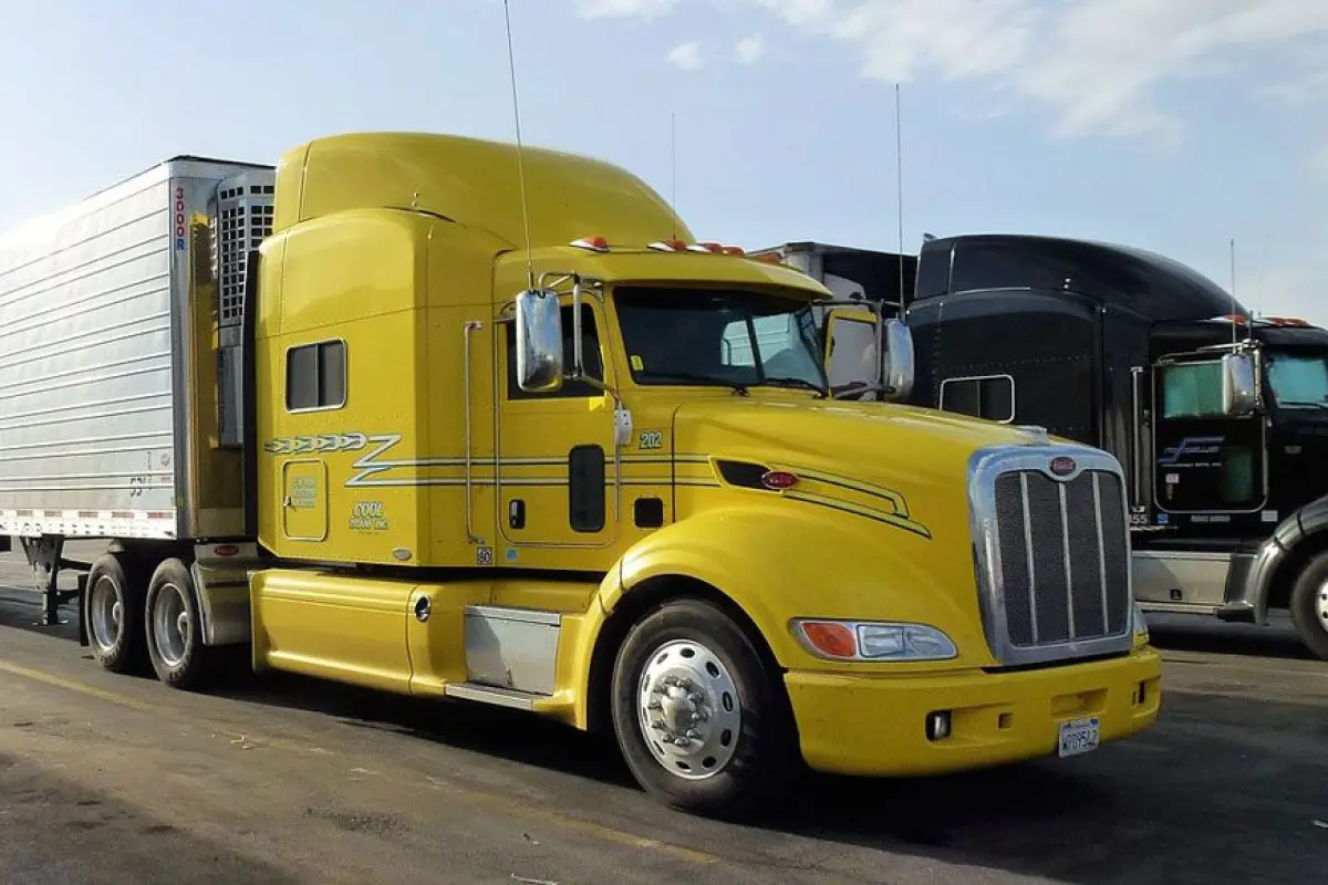 Vehículos de transporte pesado en una carretera., ilustrativa de archivo: EU