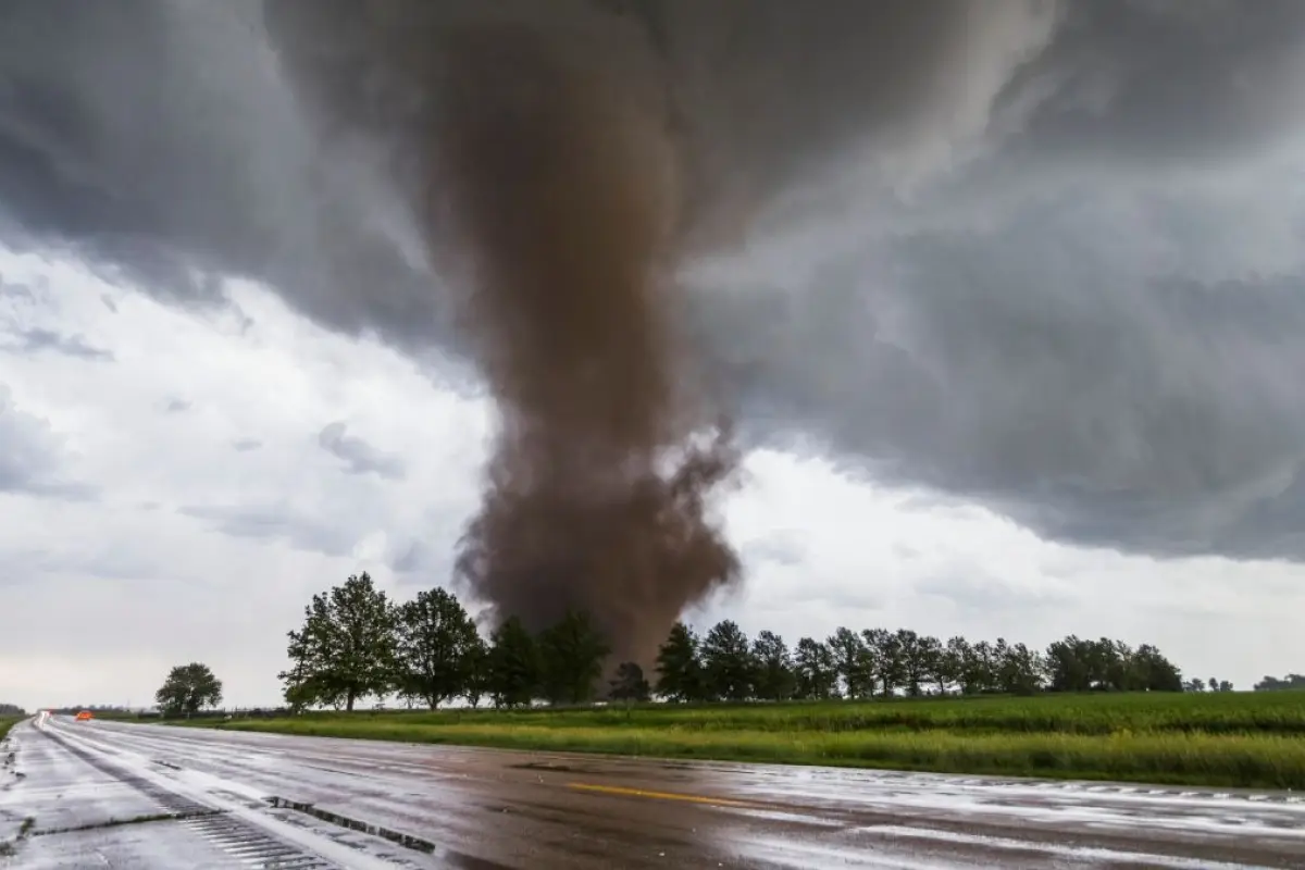 Captan formación de feroces tornados y destrozos en Estados Unidos, 