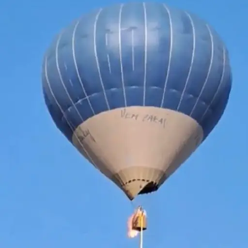 Momento en que globo aerostatico se incendia y desploma - ,
