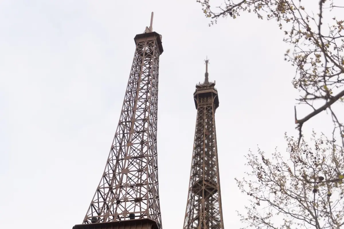 Una segunda torre Eiffel acompaña en París a la original, 