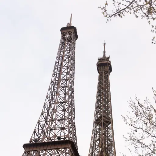 Una segunda torre Eiffel acompana en Paris a la original ,