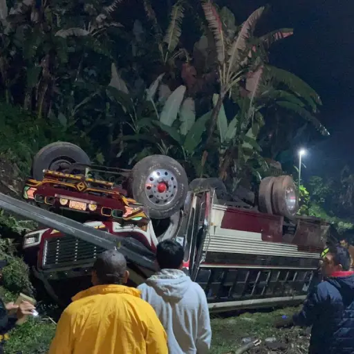 Accidente de bus deja al menos cuatro fallecidos y 50 heridos en El Palmar ,