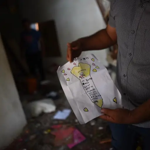 Dibujos hechos por los niños afectados por el derrumbe. Foto: Edwin Bercián/EU