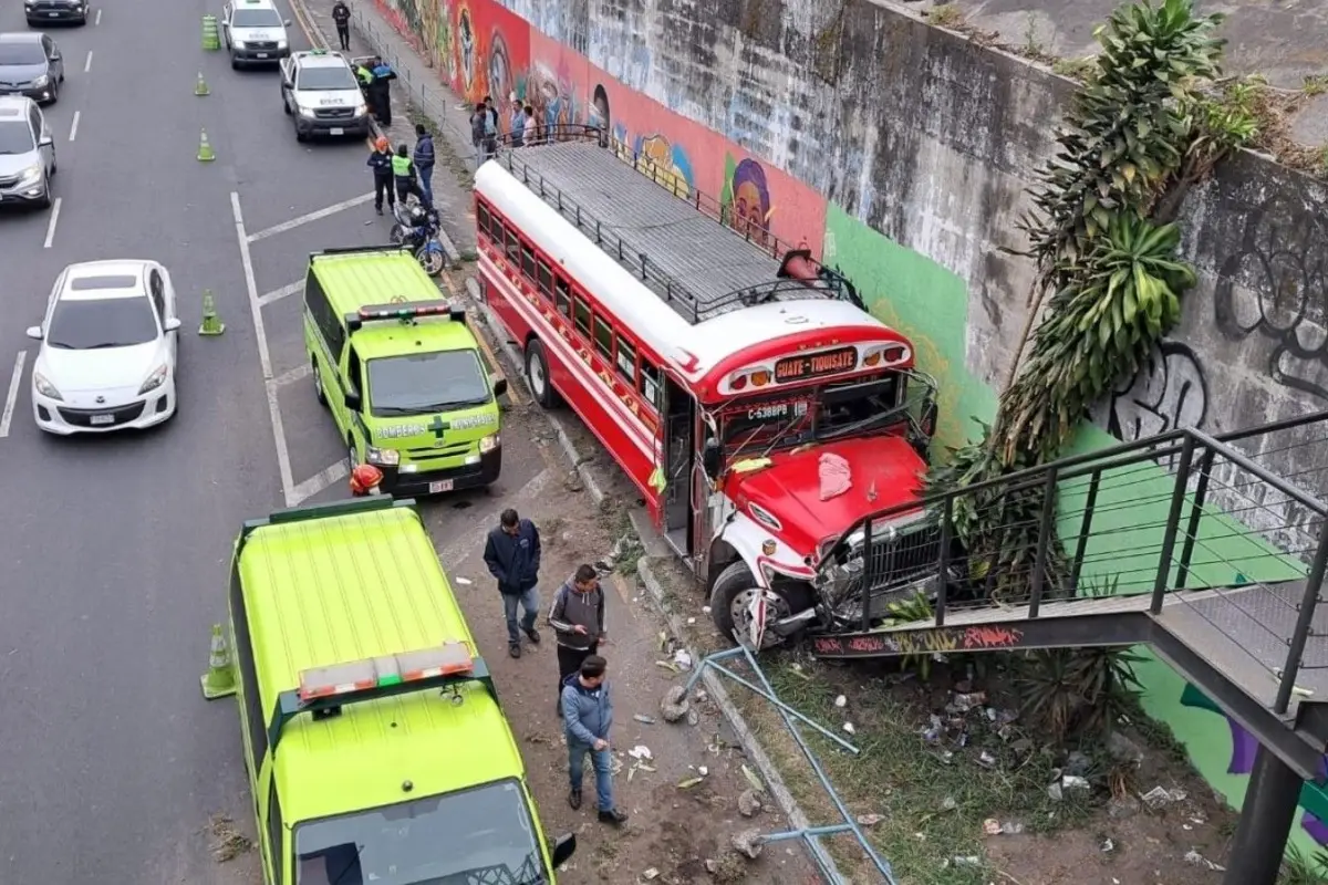 Bus-choca-contra-pasarela-calzada-raul-aguilar-batres-abril-2023.jpg, 