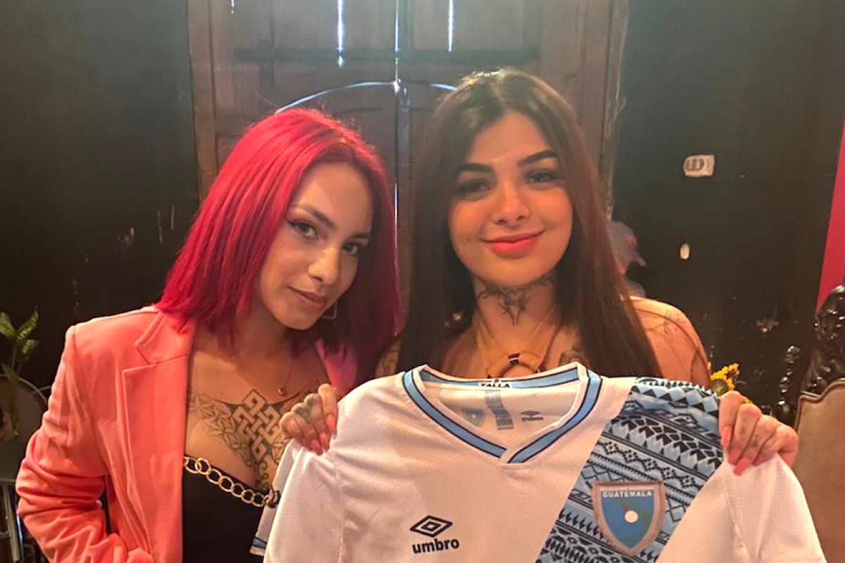 Kaeelen García obsequia la camisola de Guatemala a Karely Ruiz