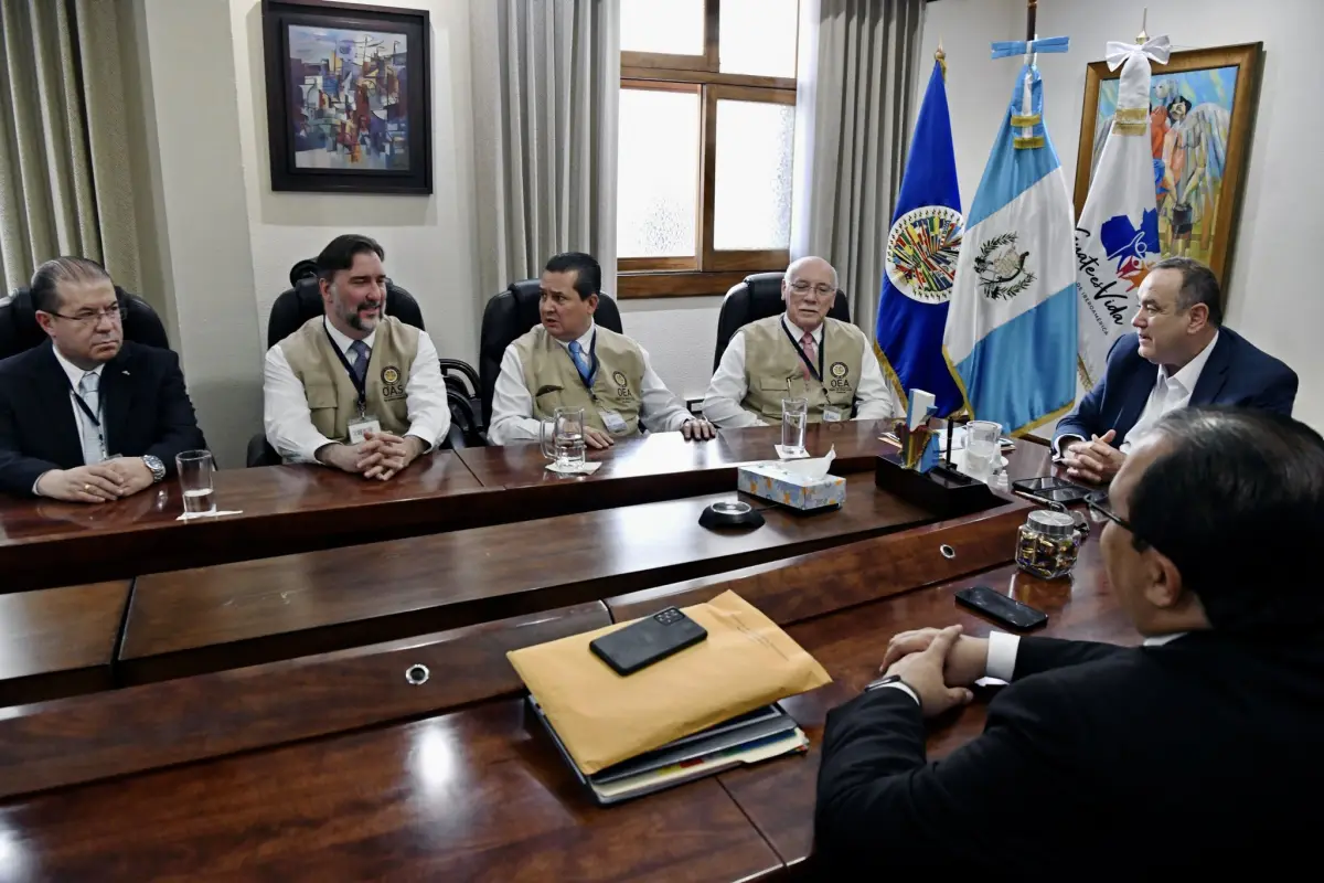 El presidente Alejandro Giammattei se reunió con delegados de la misión de la OEA en mayo. Foto: Gobierno