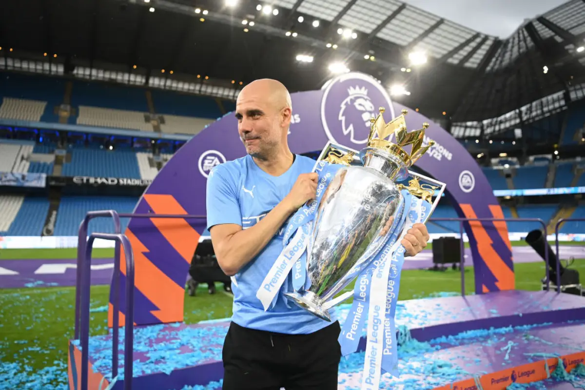 Pep Guardiola con el título de la Premier League - Archivo