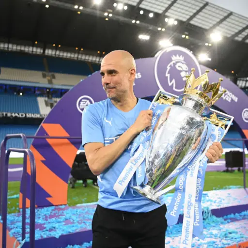 Pep Guardiola con el título de la Premier League - Archivo