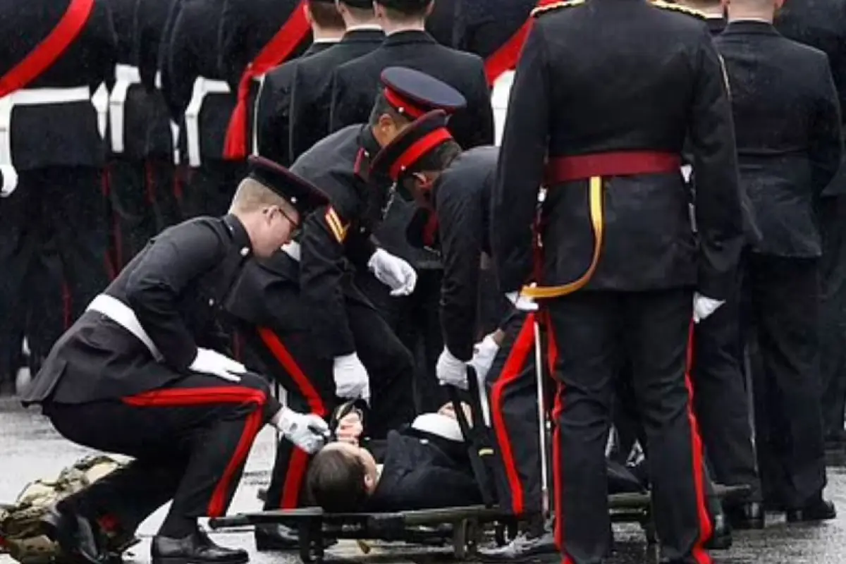 Royal Navy sufre desmayo durante la coronación de Rey Carlos III, 