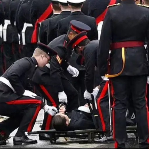 Royal Navy sufre desmayo durante la coronación de Rey Carlos III ,