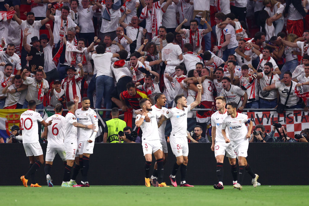 Los jugadores del Sevilla celebran el gol en propia puerta de Gianluca Mancini | 