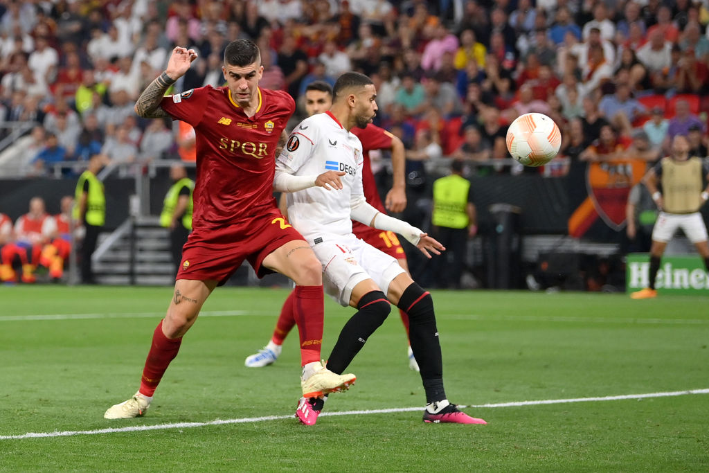 Los jugadores del Sevilla celebran el gol en propia puerta de Gianluca Mancini | 