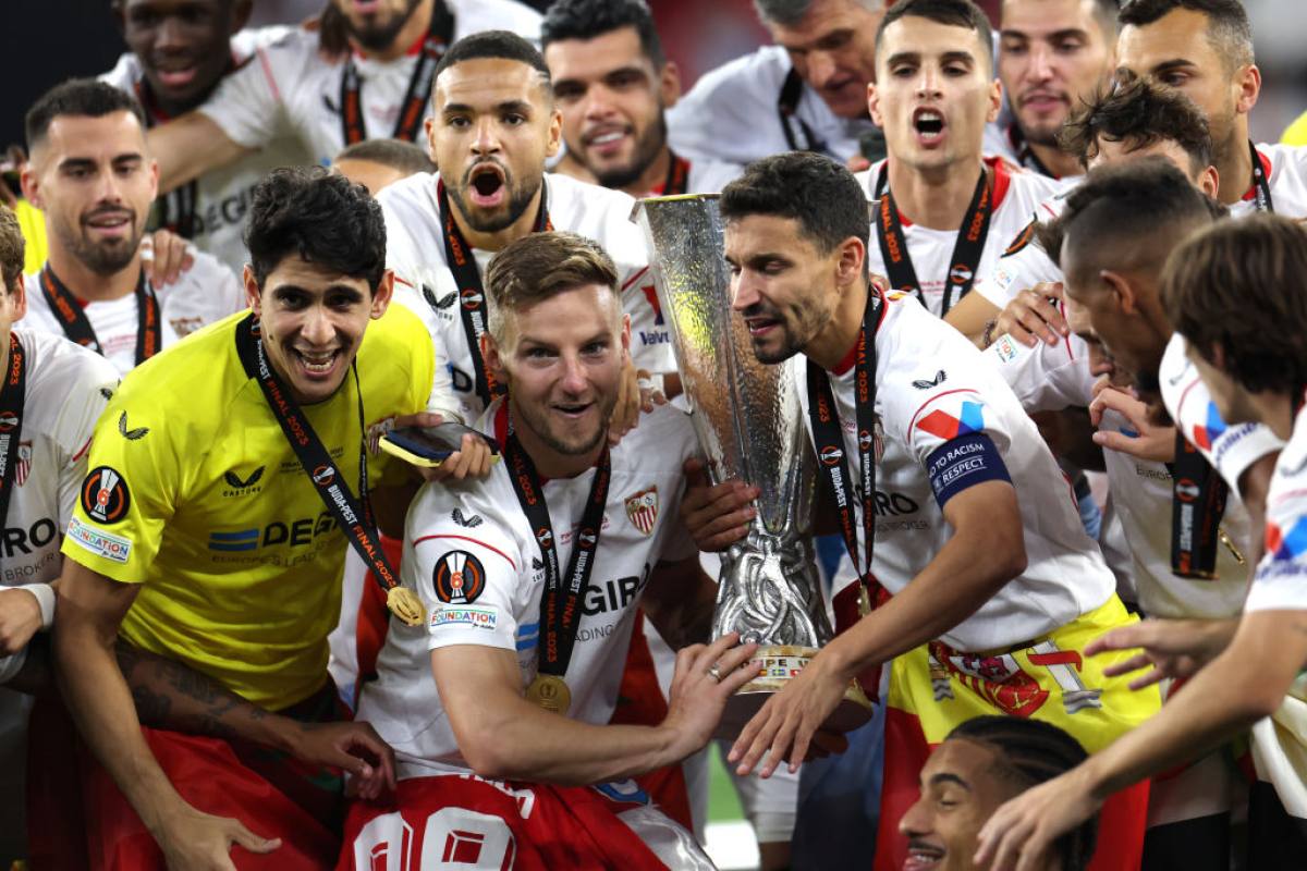Écharpe Officielle UEFA Europa League – Séville FC Vs AS Roma, Match De Foot