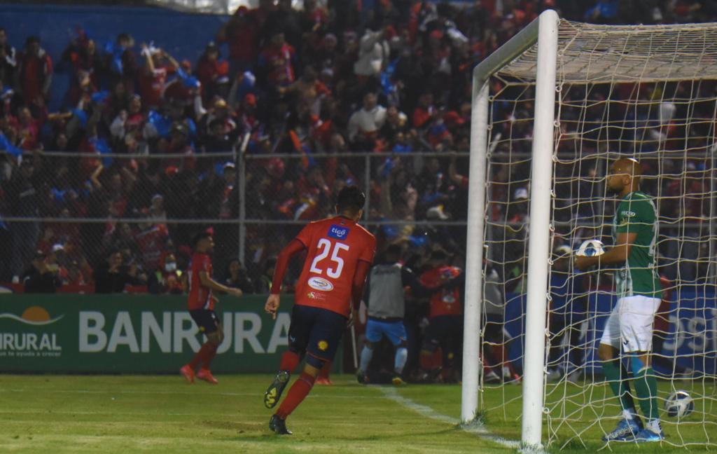 Celebración de Frank De León ante Antigua GFC | 