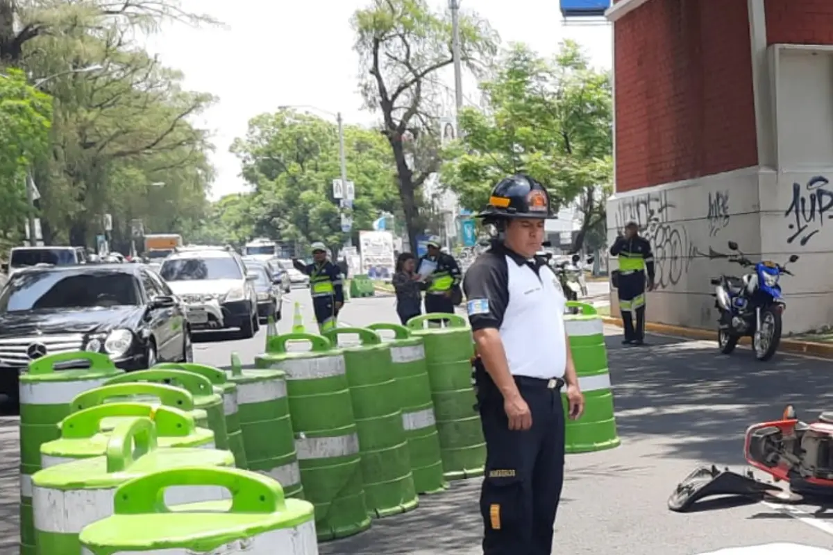 Mujer motorista fallecida en la zona 13. Foto: Bomberos Voluntarios