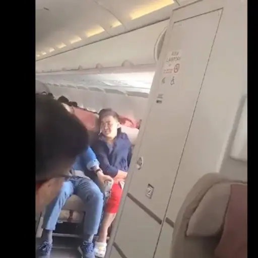 pasajero-abrio-la-puerta-de-avion-en-vuelo ,