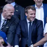 Emmanuel Macron, presidente de Francia junto a Gianni Infantino y Kylian Mbappé - Archivo