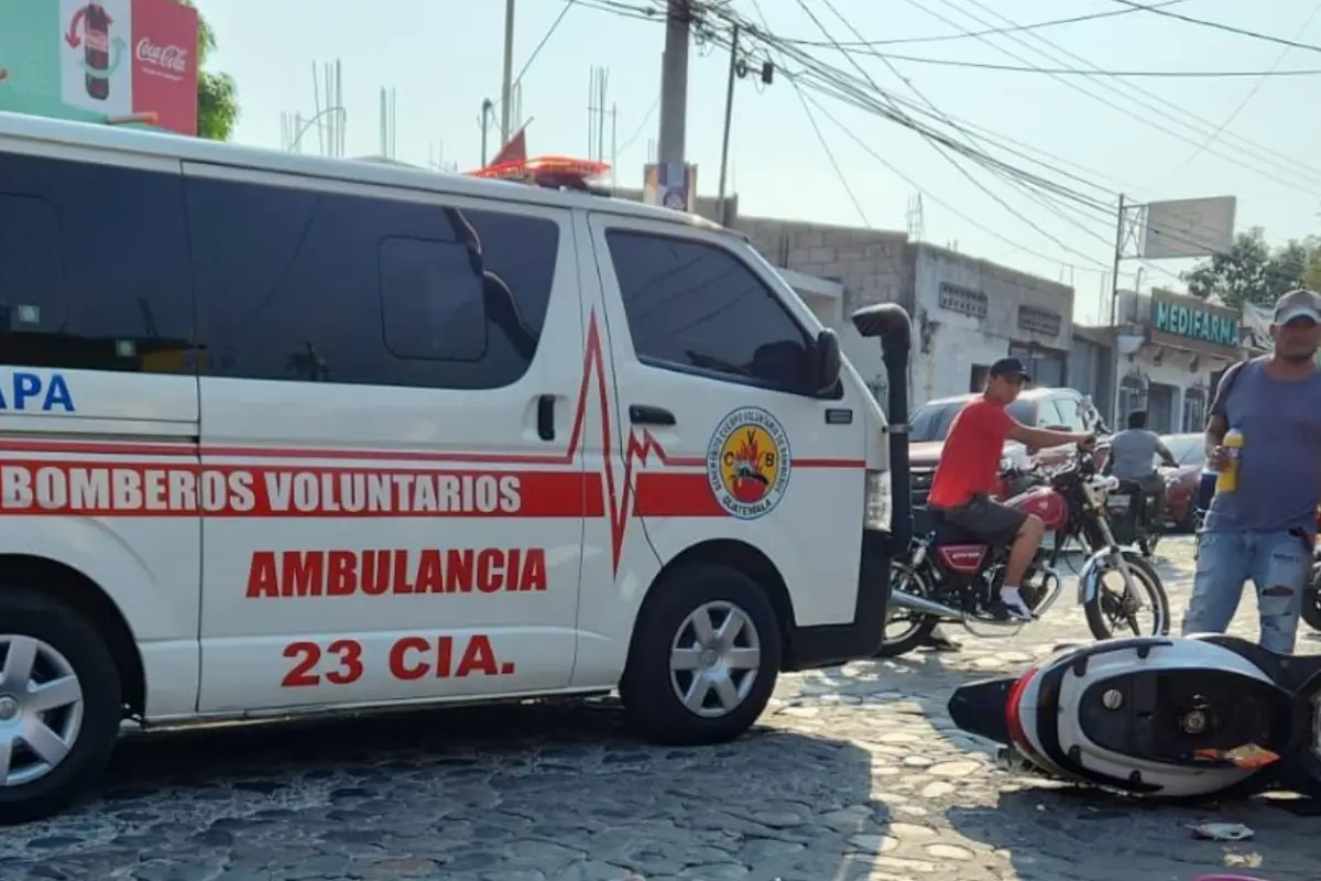 Una mujer fue atacada a balazos cuando viajaba en su motocicleta en Zacapa. Foto: Bomberos Voluntarios