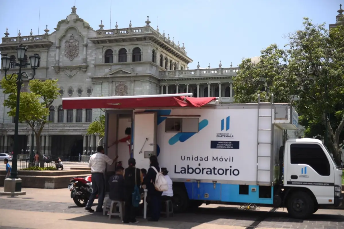 El Ministerio de Salud reinstaló el laboratorio móvil en la Plaza de la Constitución. Foto: Edwin Bercián/EU