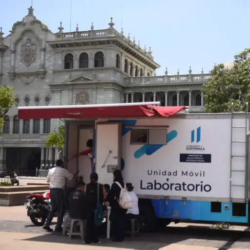 El Ministerio de Salud reinstaló el laboratorio móvil en la Plaza de la Constitución. Foto: Edwin Bercián/EU
