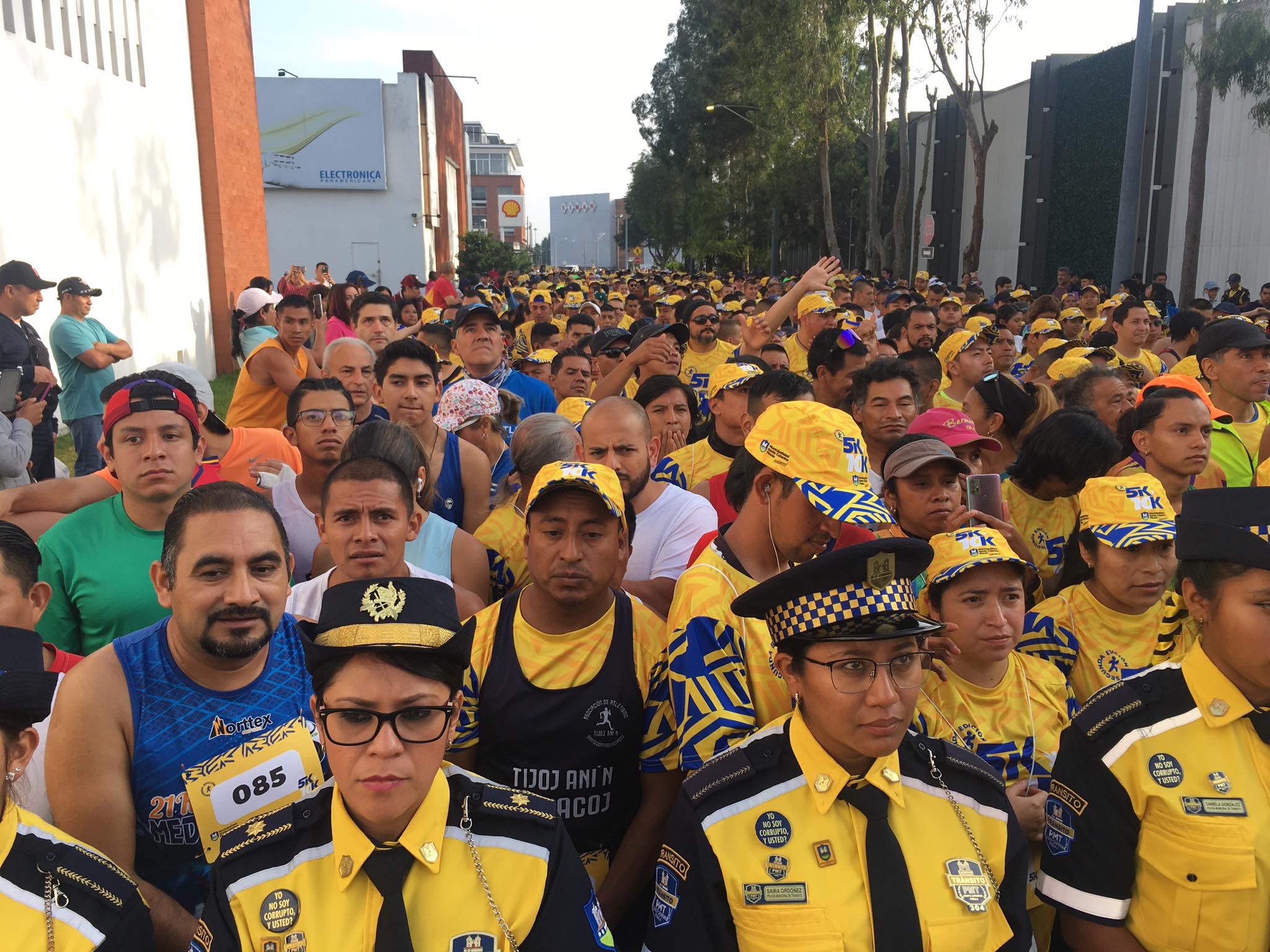 Familias recorren calles de Santa Catarina Pinula en conmemoración al Día del Padre | 