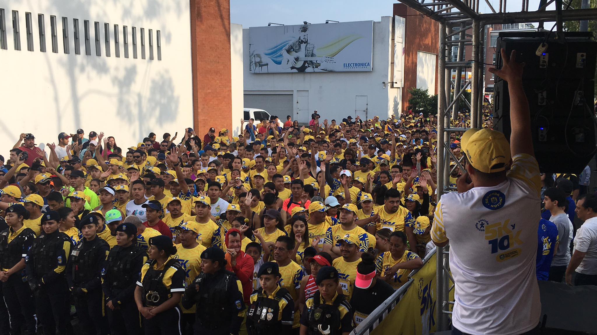 Familias recorren calles de Santa Catarina Pinula en conmemoración al Día del Padre | 