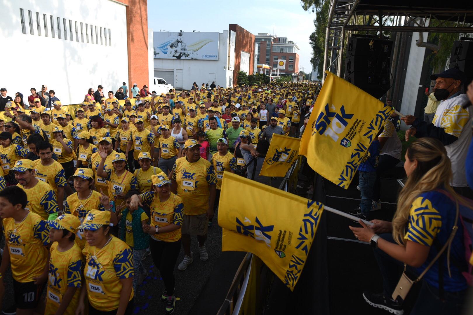 Familias recorren calles de Santa Catarina Pinula en conmemoración al Día del Padre | 