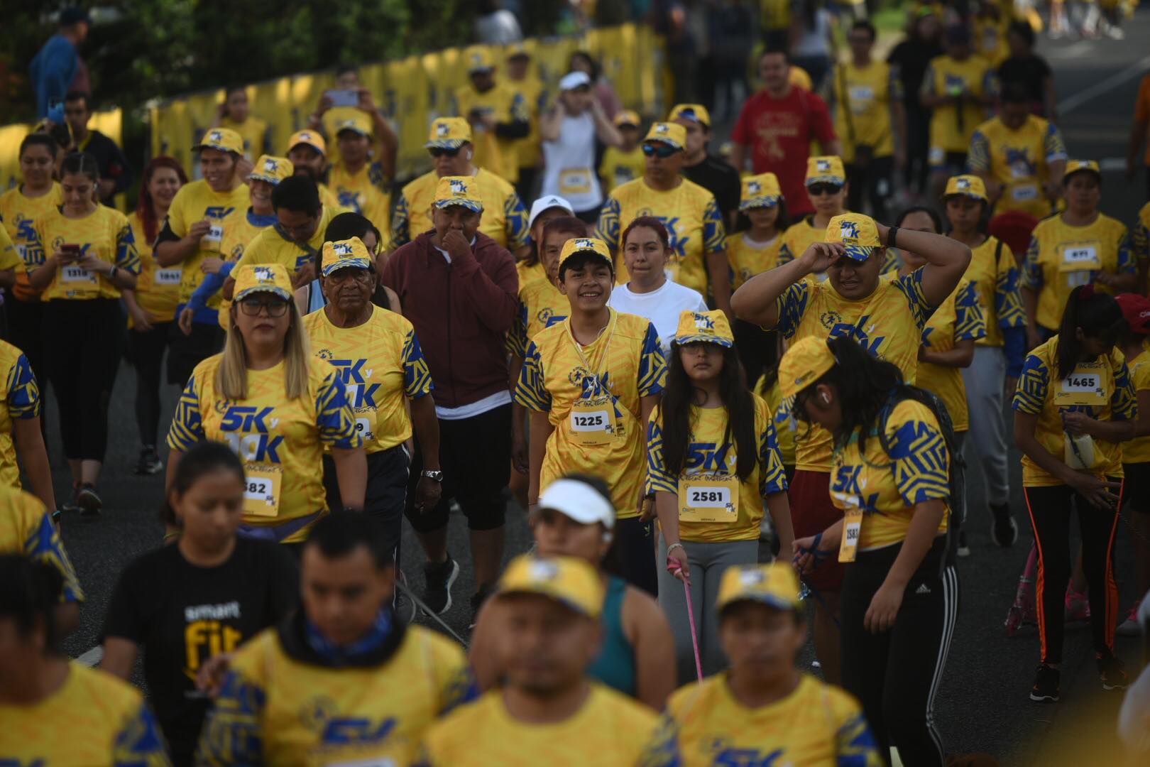 Familias recorren calles de Santa Catarina Pinula en conmemoración al Día del Padre | 