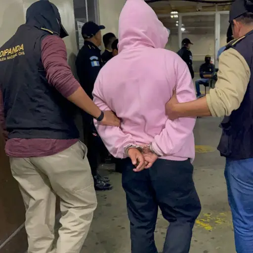 arma de fuego escondida en caja de regalo (2) ,