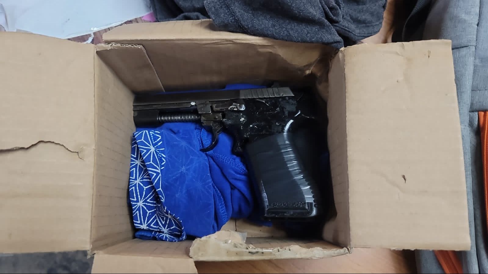 arma de fuego escondida en caja de regalo | 