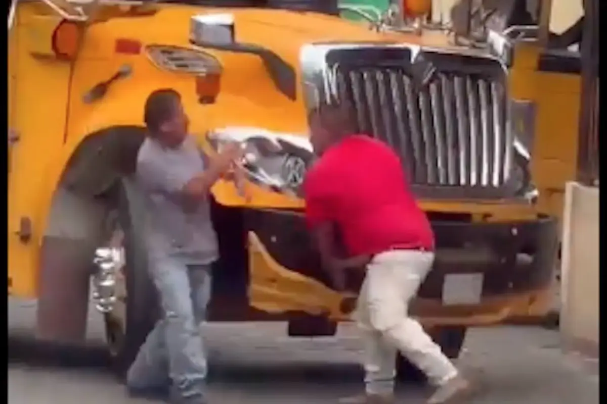 pelea entre pilotos de buses, 