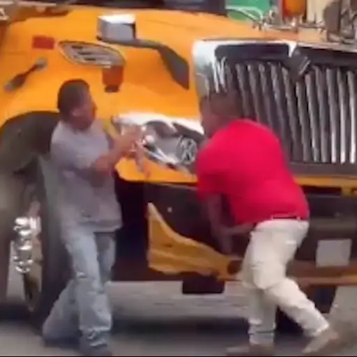 pelea entre pilotos de buses ,