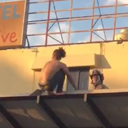 hombre-se-lanza-desde-las-alturas-en-parada-de-bus ,