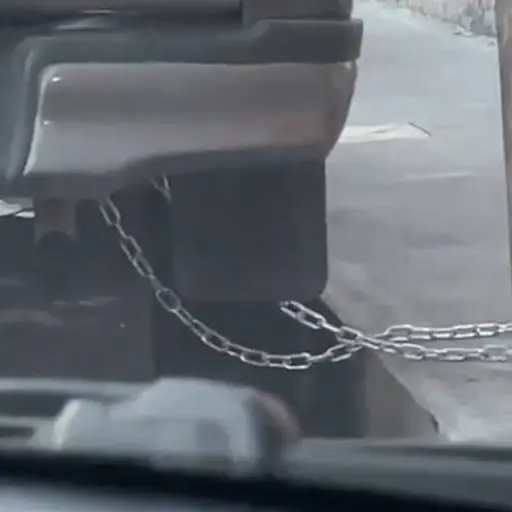 -picop-atado-al-poste-con-cadena ,