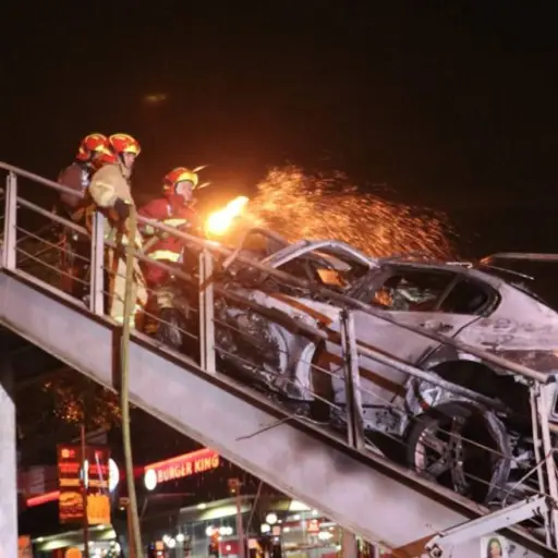 vehiculo-se-incendia-pasarela-zona-15 ,