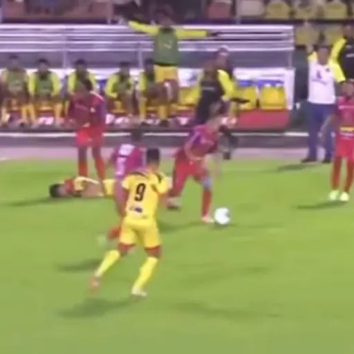 Jugador del Deportivo Marquense se desploma tras recibir una patada ,